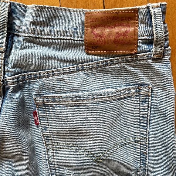 Straight Leg Ripped Levi’s 501 - Picture 3 of 5